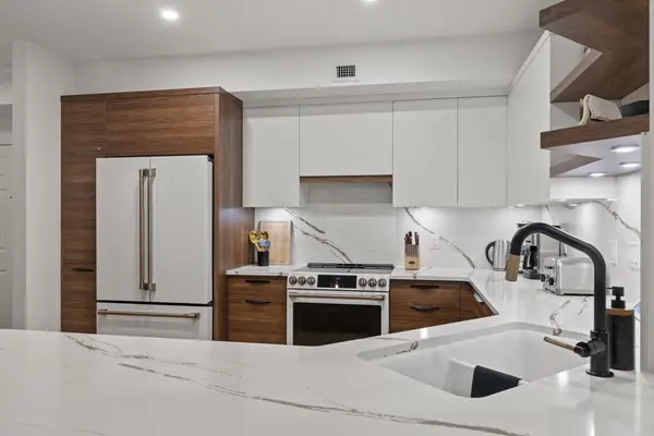 1088 Sunset Dr #108, Kelowna, BC V1Y 9W1