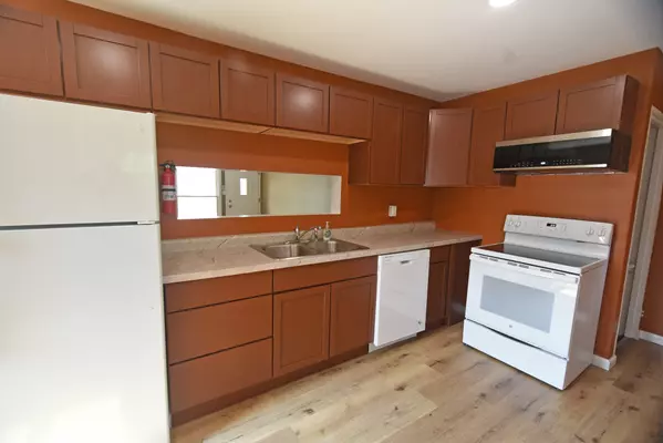 1208 38th St SE, Cedar Rapids, IA 52403-3836