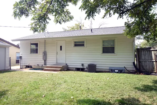 1208 38th St SE, Cedar Rapids, IA 52403-3836