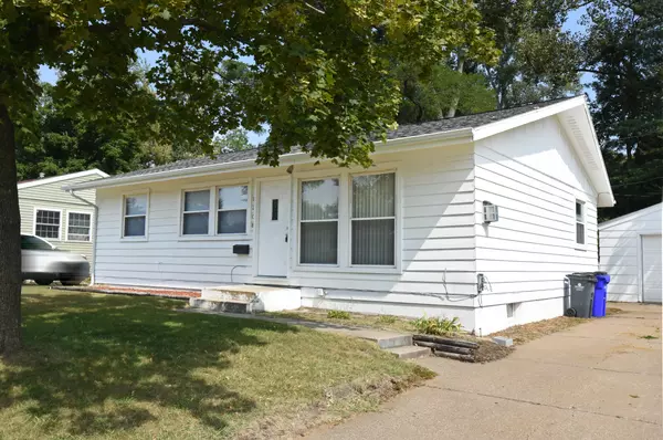 1208 38th St SE, Cedar Rapids, IA 52403-3836