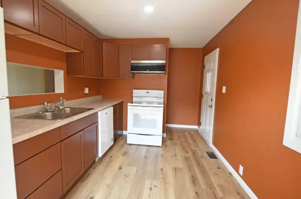 1208 38th St SE, Cedar Rapids, IA 52403-3836