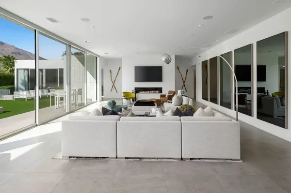 3068 Linea Ter, Palm Springs, CA 92264-4518