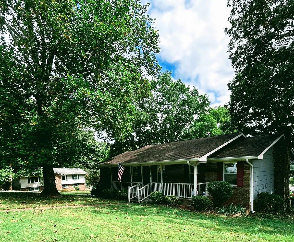 800 N Valley Wood Cir, Hixson, TN 37343-2447