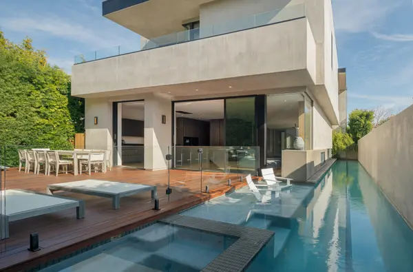 425 N Kilkea Dr, Los Angeles, CA 90048-2228