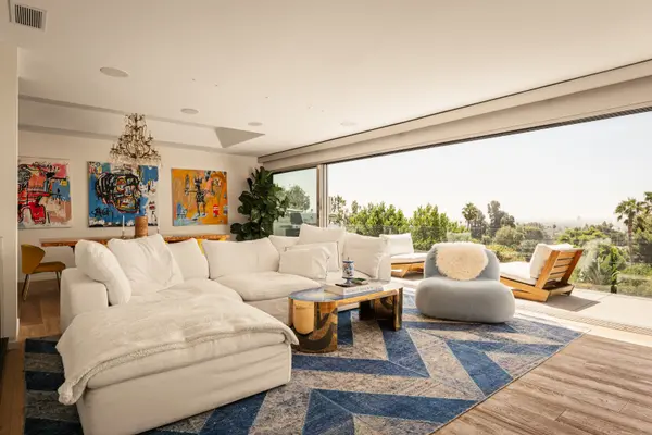 7924 Hillside Ave, Los Angeles, CA 90046-2122