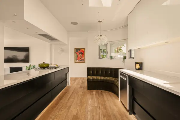 7924 Hillside Ave, Los Angeles, CA 90046-2122