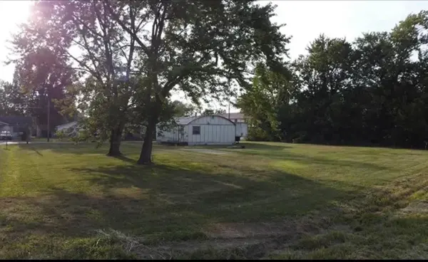 705 West St, Flora, IL 62839-1147