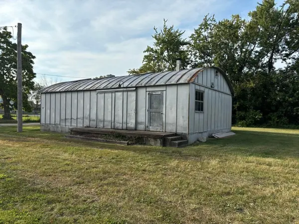 705 West St, Flora, IL 62839-1147