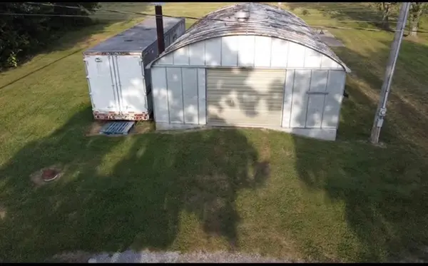 705 West St, Flora, IL 62839-1147