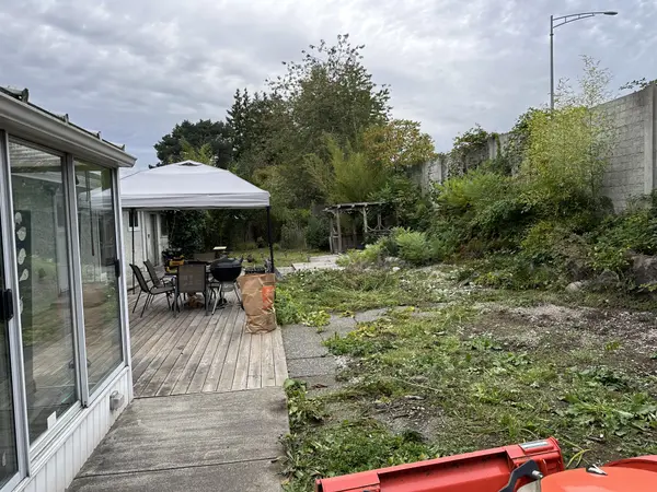 15237 Hummingbird Pl, Surrey, BC V3R 6T7