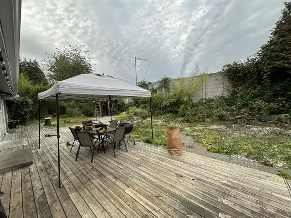 Surrey, BC V3R 6T7,15237 Hummingbird Pl