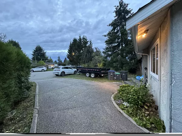 Surrey, BC V3R 6T7,15237 Hummingbird Pl