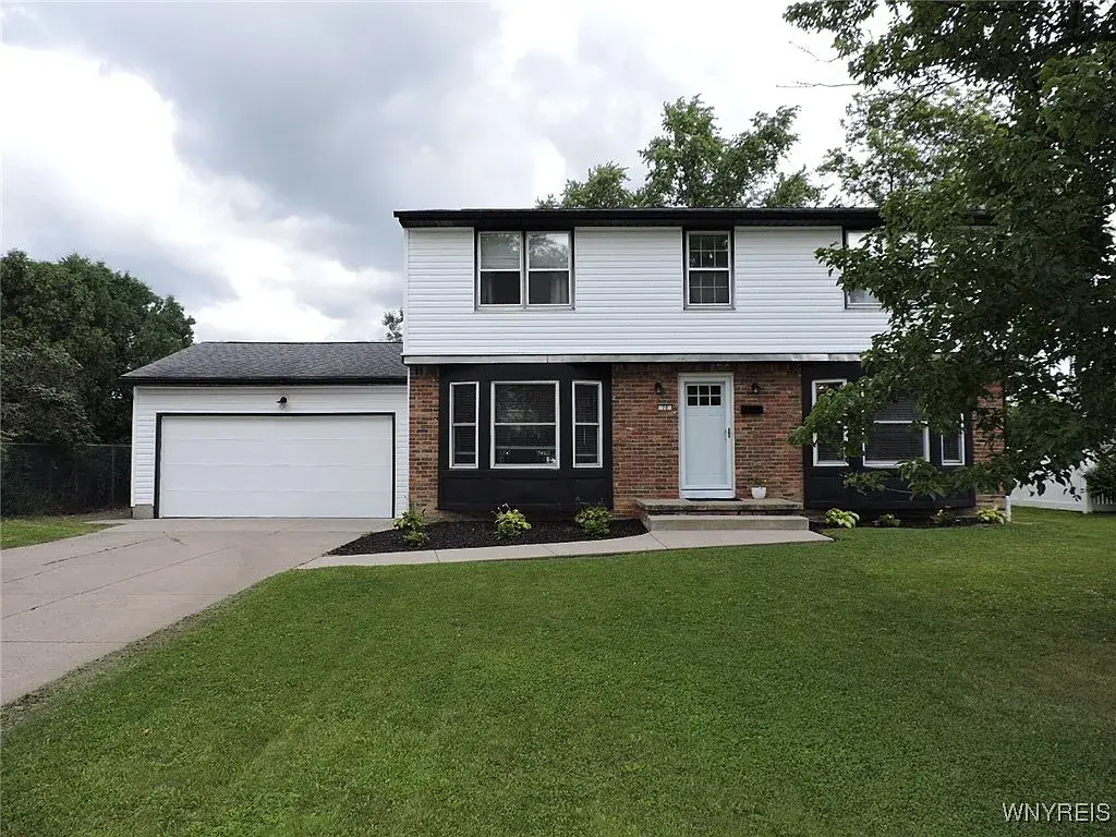 70 Countryside Ln, Buffalo, NY 14221-1306