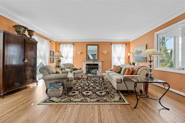321 Crescent St SE, Cedar Rapids, IA 52403-1731