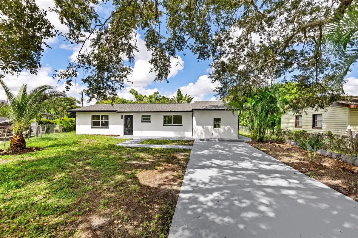 2570 Charleston Park Dr, Alva, FL 33920-4115