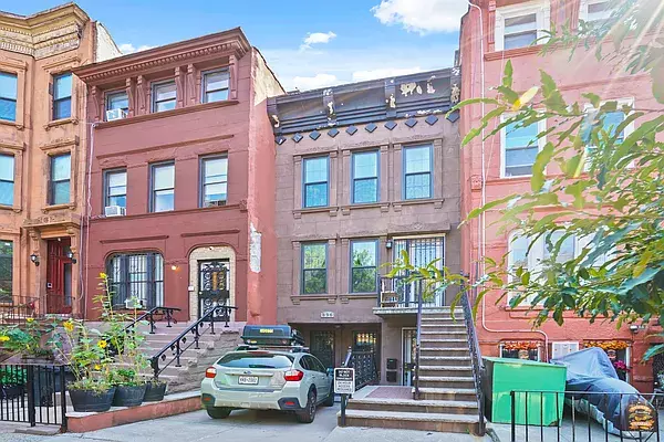 Brooklyn, NY 11221-6752,896 Greene Ave