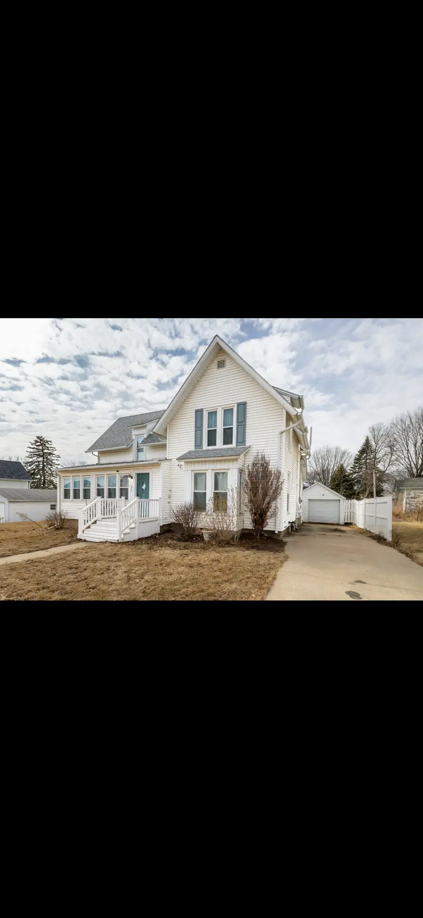 S Niagara St, Maquoketa, IA 52060-2909