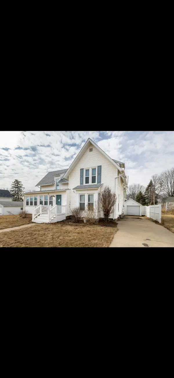 S Niagara St, Maquoketa, IA 52060-2909