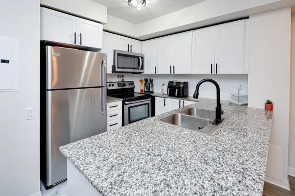 525 Wilson Ave #206, Toronto, ON
