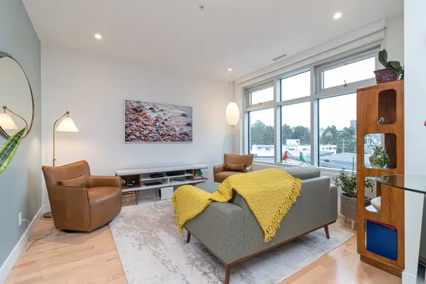 916 Lyall St #307, Esquimalt, BC V9A 5E6