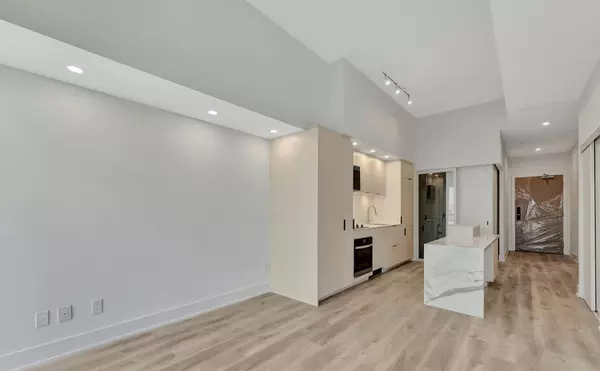 Burlington, ON L7R 2P7,374 Martha St #306