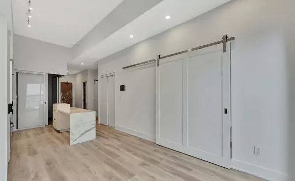 Burlington, ON L7R 2P7,374 Martha St #306