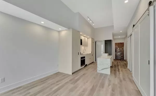 Burlington, ON L7R 2P7,374 Martha St #306