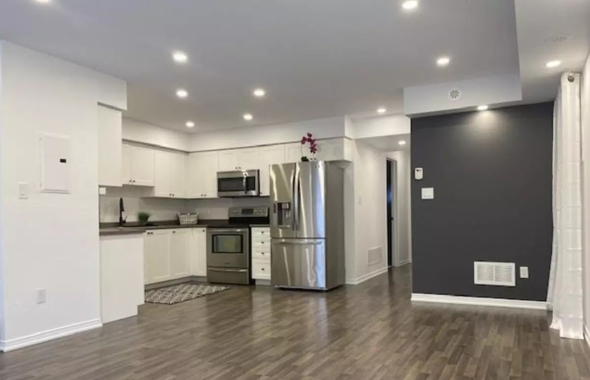 Oakville, ON L6H 0J1,43 Hays Blvd #1