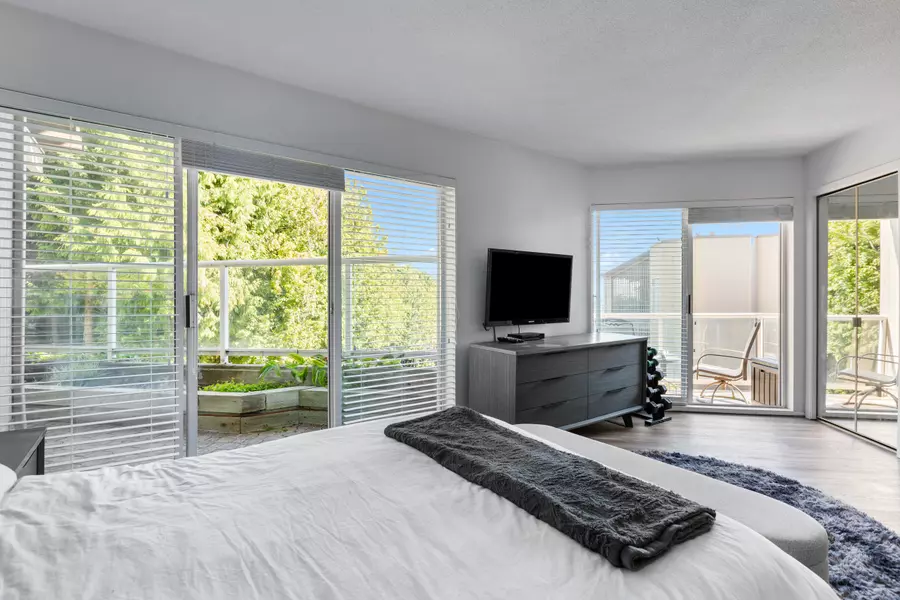 15025 Victoria Ave #102 #102, White Rock, BC V4B 1G2