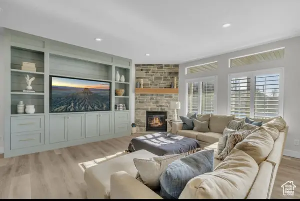 2043 W Hollybrook Way, Farmington, UT 84025-2845