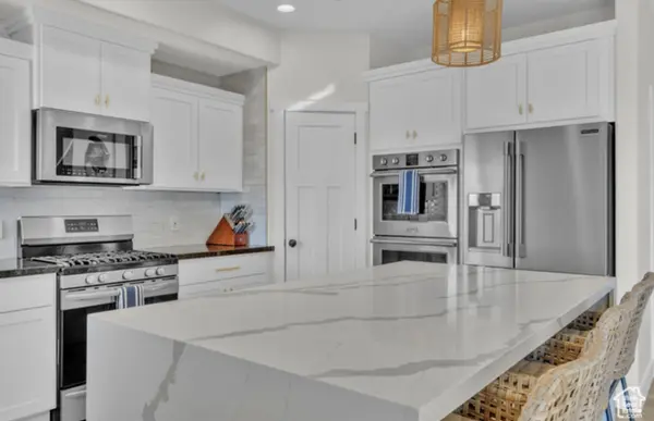 2043 W Hollybrook Way, Farmington, UT 84025-2845