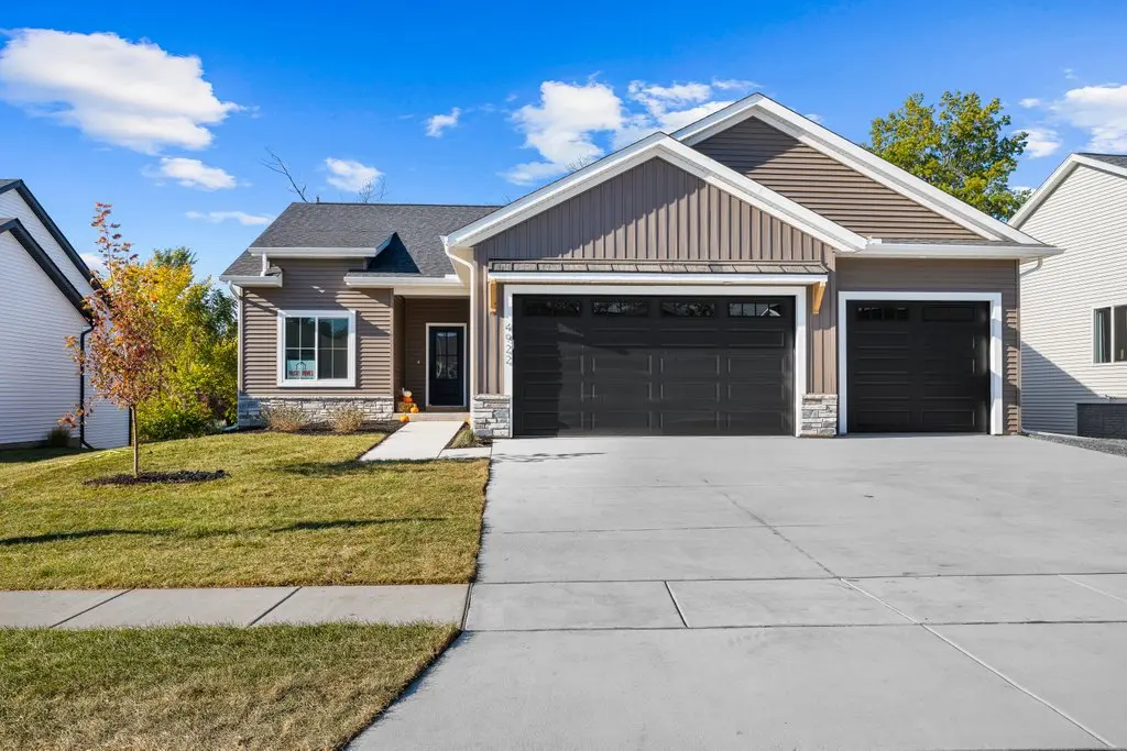 4922 Willow Cir, Davenport, IA 52806-2359
