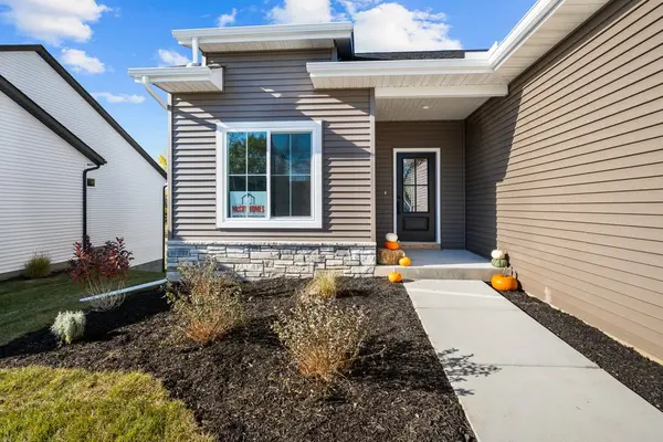 4922 Willow Cir, Davenport, IA 52806-2359