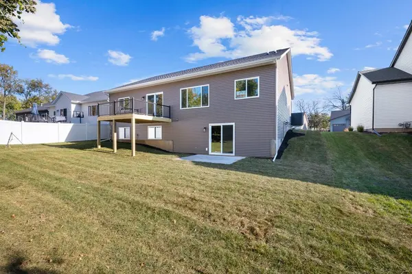 4922 Willow Cir, Davenport, IA 52806-2359