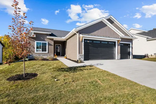 4922 Willow Cir, Davenport, IA 52806-2359