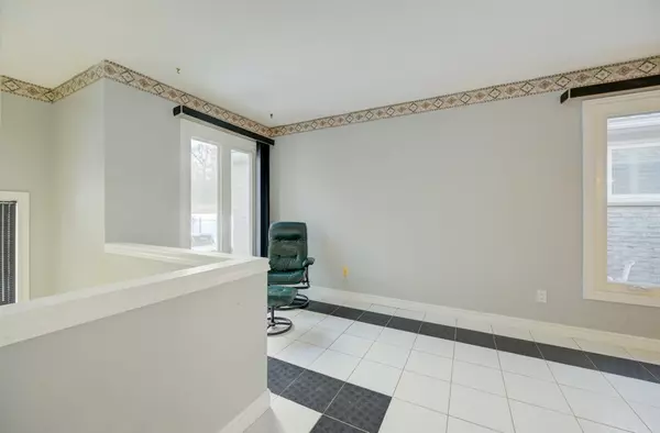 Hamilton, ON L8W 3J1,62 Robson Crescent