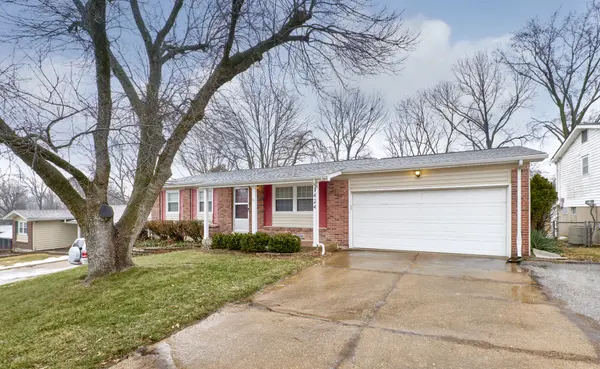 1424 McKelvey Rd, Maryland Heights, MO 63043-2851