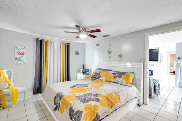 8235 GREENLEAF CIR, Tampa, FL 33615