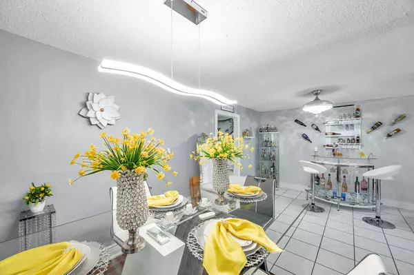 12304 N OAKLEAF AVE, Tampa, FL 33612