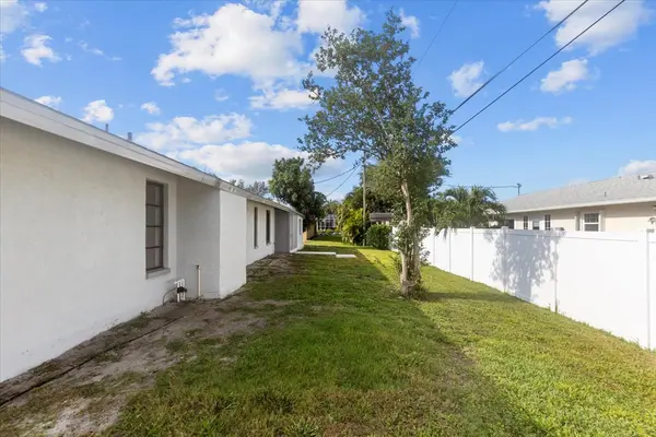 16030 Carver Gardens Dr, Fort Myers, FL 33908-3253