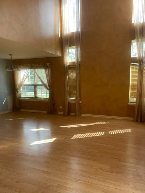 567 Yorkshire Ln, Pingree Grove, IL 60140-9159