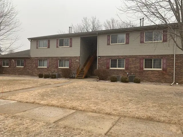 355 Woodridge Cir, South Elgin, IL 60177-2372