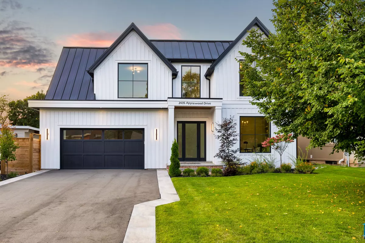 Oakville, ON L6L 1V7,2435 Applewood Dr