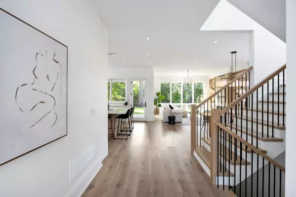 Oakville, ON L6L 1V7,2435 Applewood Dr