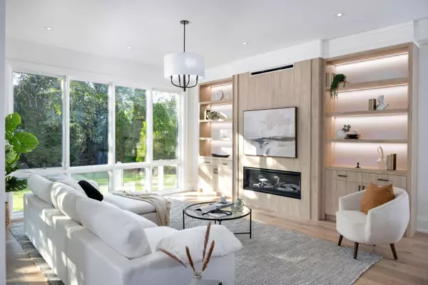 Oakville, ON L6L 1V7,2435 Applewood Dr
