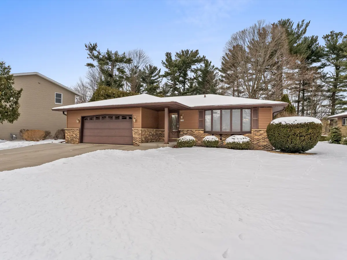 1526 Knoll Crest Dr, Sheboygan, WI 53081-7544