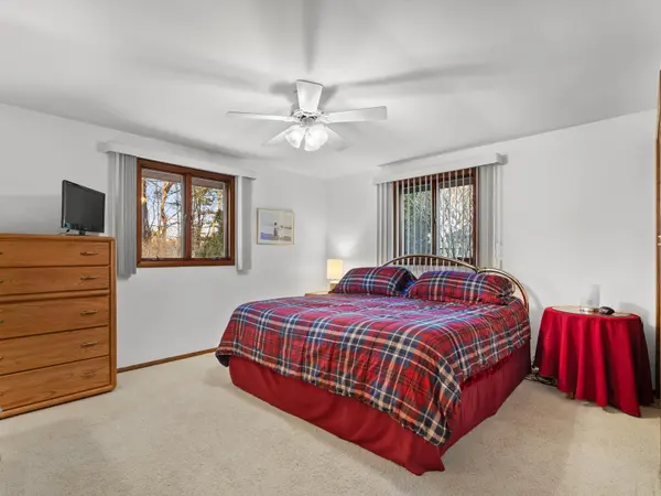 1526 Knoll Crest Dr, Sheboygan, WI 53081-7544