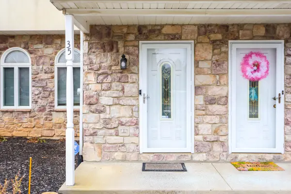35 Chestnut Commons Ct, Forks Twp, PA 18040-8182