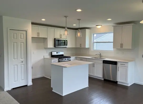 10169 Swan Lake Cir, Ypsilanti, MI 48197-7268
