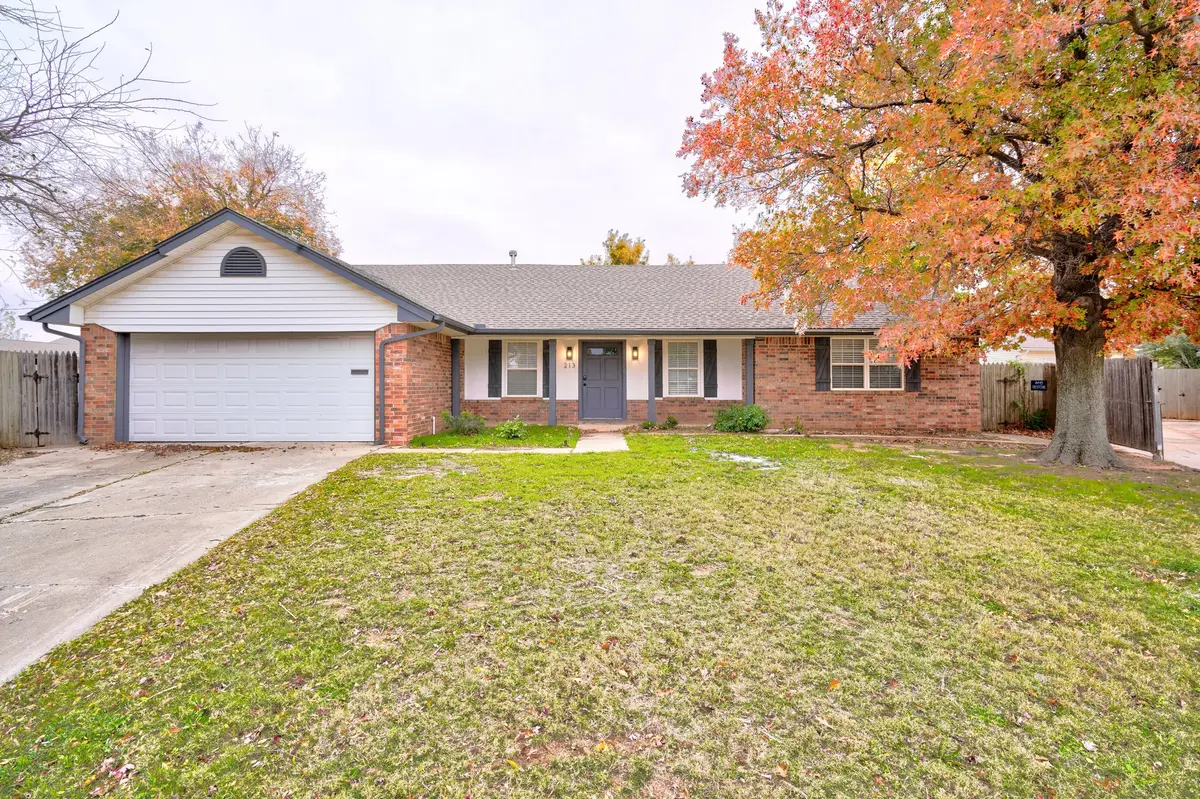 213 Sherwood Ct, Moore, OK 73160-4230